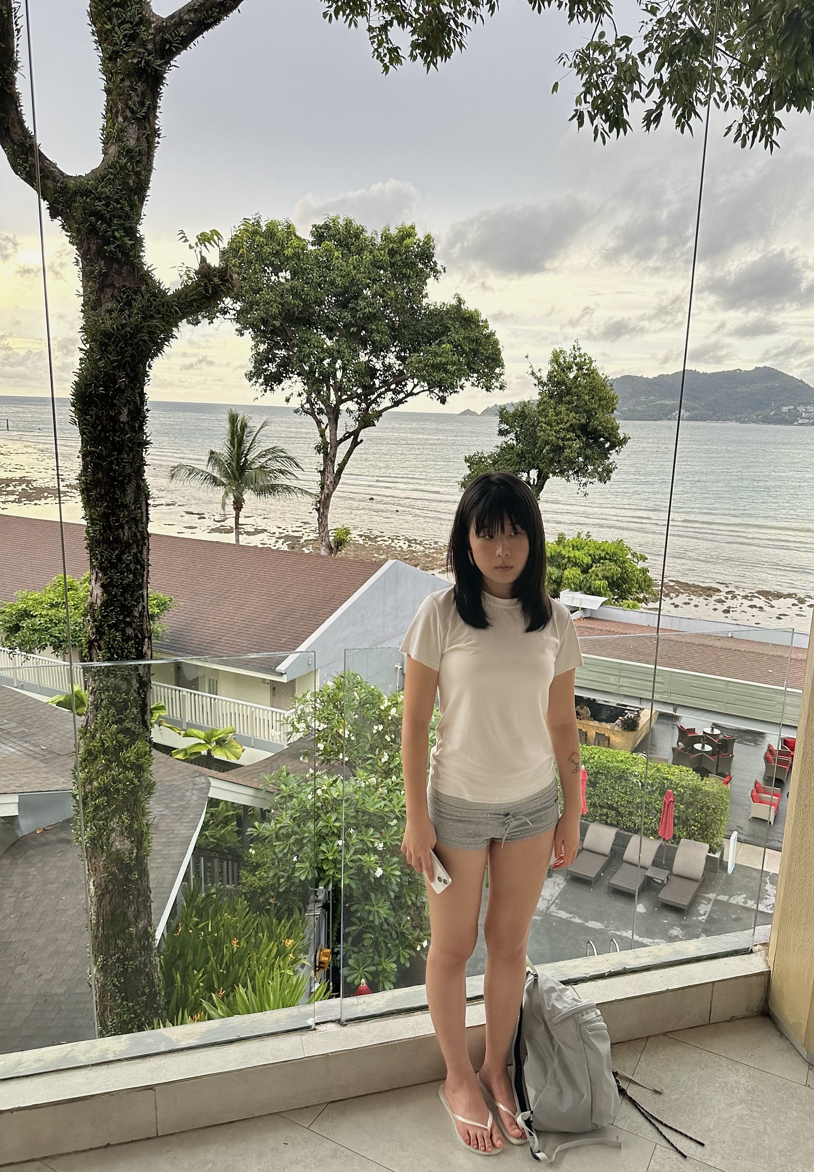 海边阳台的站立姿态